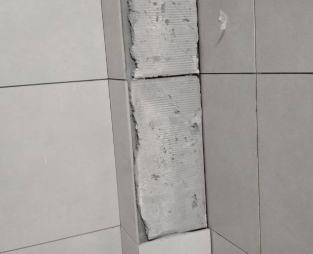 哈巴河瓷砖空鼓维修公司分享下瓷砖施工前基层浇水润湿程度不足，可能导致以下问题